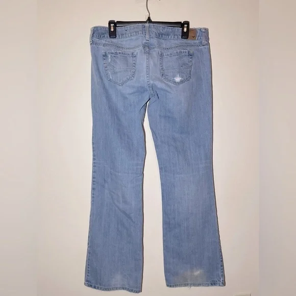 AE Favorite Boyfriend Distressed Ripped Light Wash - Picture 3 of 6